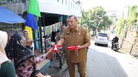 Diskominfo Bagikan Bendera Merah Putih Ajak Masyarakat Meriahkan HUT ke-79 RI